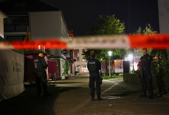 Задържаха 15-годишен от арабски произход за атаката в германския град Солинген. Целил се в гърлата на жертвите