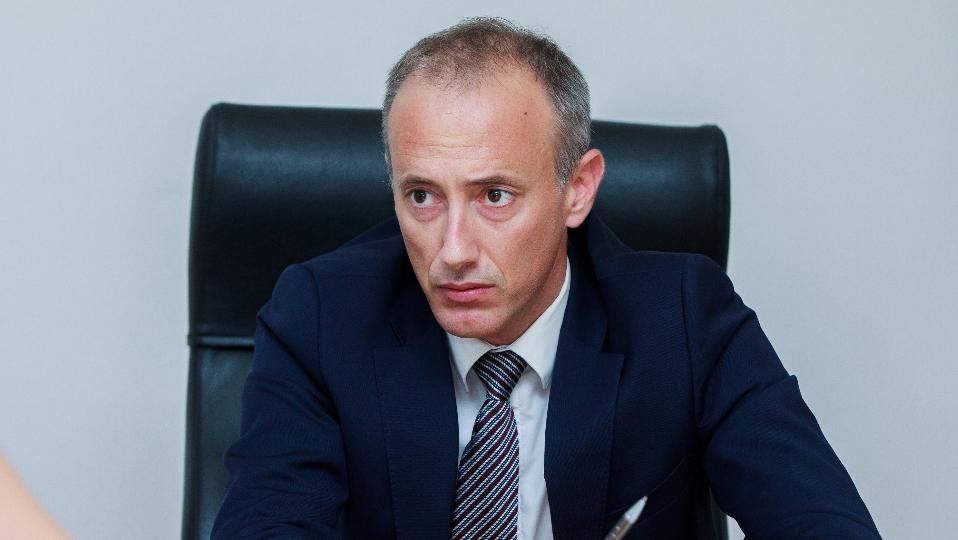 Красимир Вълчев: Учебните програми са прекалено трудни за учениците. Трябва да се отреже фактология и да се акцентира върху възпитателния елемент