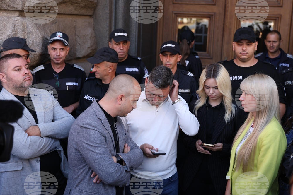 Вече втори час се отлага приемът на документи в ЦИК