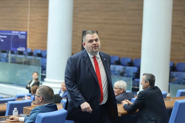 Пеевски започна да нарежда и на Желязков: Да каже честно на хората как ще ни гарантира мира!