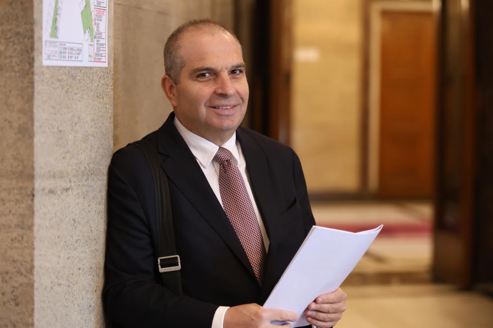 Караджов спаси покупката на 35 влака с европари за енергийно бедните