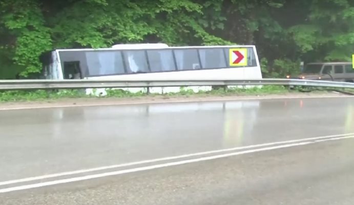 Два камиона и автобус с военни се сблъскаха на Прохода на Републиката
