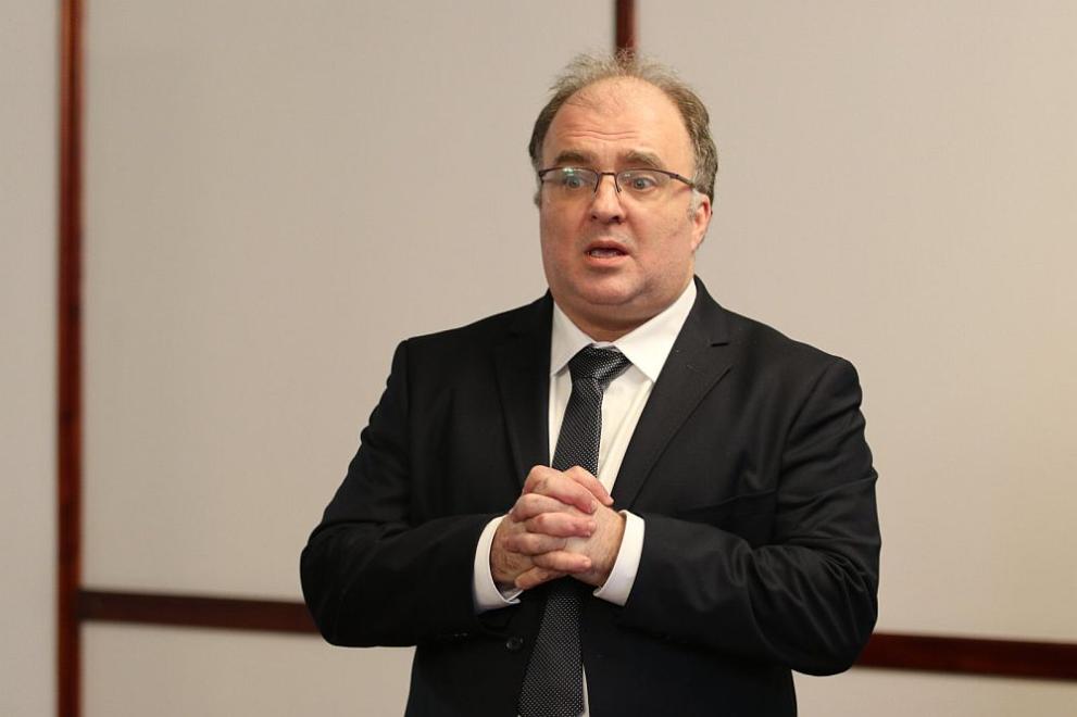 Найден Тодоров: В доклада за източването на театрите пише, че съм одобрил разходите в Смолян и Разград, а е точно обратното - ограничих ги. Някой подвежда премиера. Нямам никаква вина