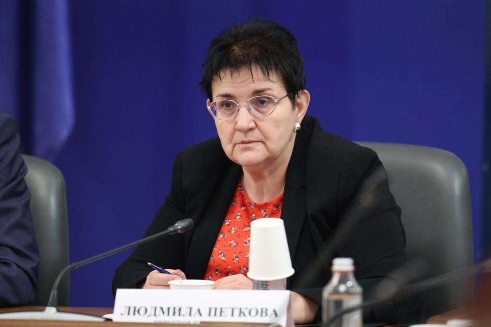 Министър Петкова: Няма да изтегля бюджета, изготвен е на база на действащи политики и закони