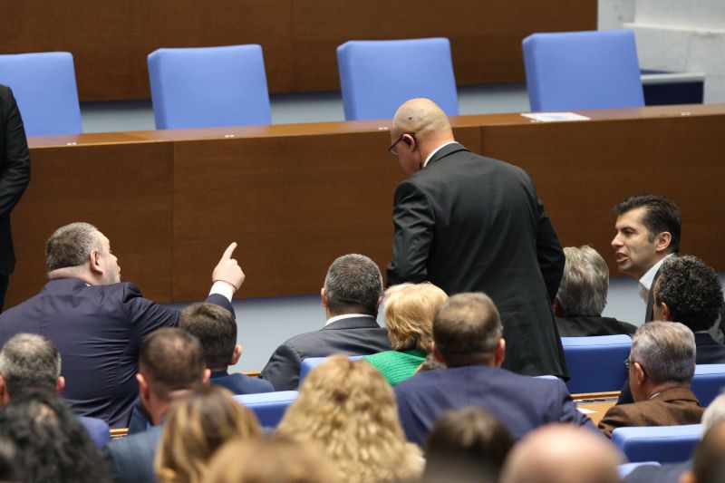 Пеевски и Кирил Петков си крещяха 5 минути на първия ред в парламента: Кики го боли, когато му се казва истината.