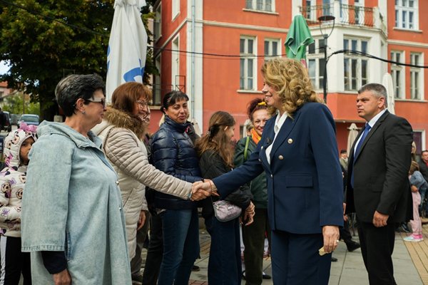 Йотова в Белоградчик: Българският корен ни спасява от бурите на днешния ден advertorial icon