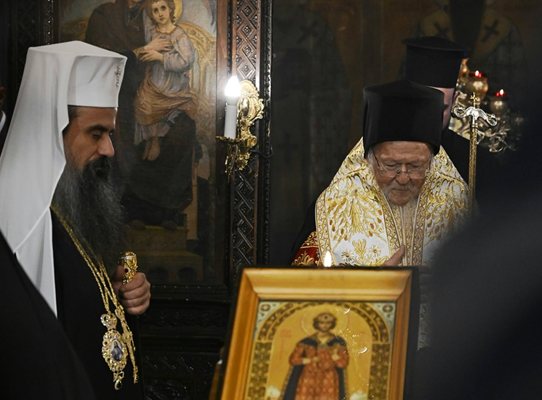 Патриарх Даниил посрещна вселенския патриарх Вартоломей, миряни протестираха