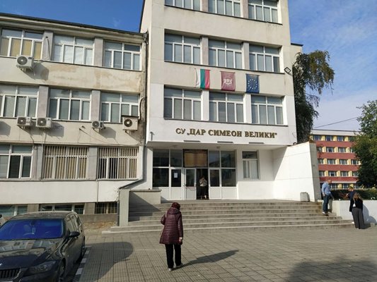 Мижав интерес към вота в Пловдив, членове на СИК скучаят и пият кафета