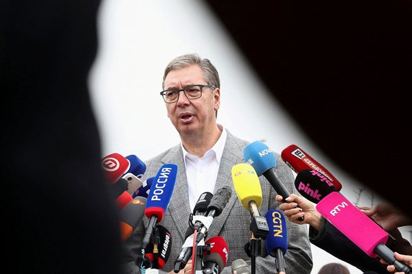 Нападнаха полицаи с камъни пред офис на партията на Вучич