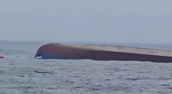 България готви мерки за обърнатия кораб край Констанца