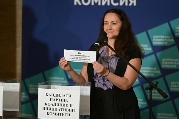 Първо Гюров, след него Йотова се обръщат към народа в петък
