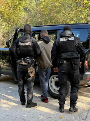 Задържаха 19 души от престъпна група за трафик на мигранти, действала от март 