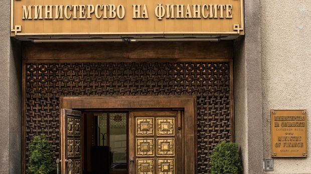 Държавният бюджет вече е на червено с 2.8 млрд. лв.