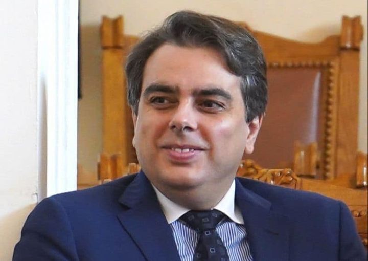 Скандалът с бившата фирма на Асен Василев се разрасна
