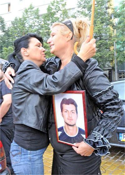 Майката на Боби Райнов: Все по-малко вярвам в Бог, сега Боби е моят Бог, в него вярвам, на него се моля.
