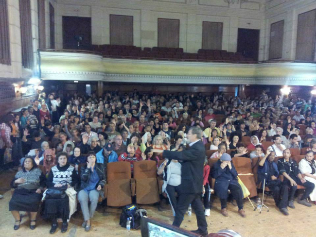 Пастор става хит в нета! Изцелява по ю-тюб, предлага молитиви за всичко!