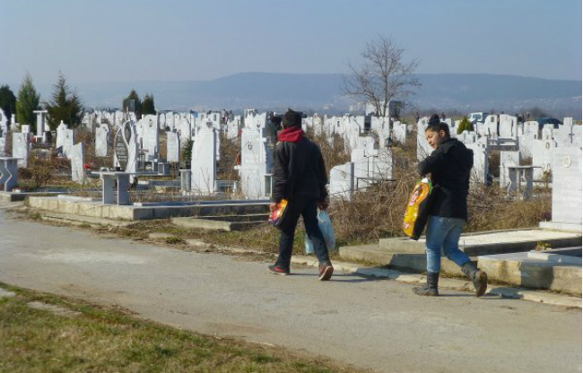 Крадат оставената храна за мъртвите на гробовете по Задушница!
