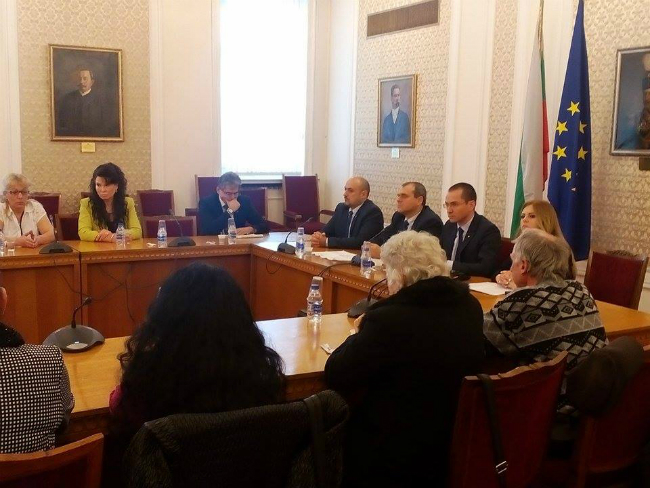 От парламента: Почернените родители – правим го за децата на България!