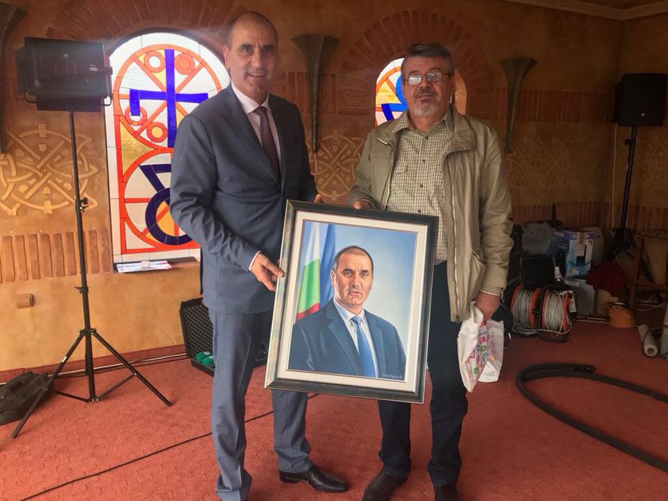Художник от Сопот дари Цветан Цветанов с портрет като израз на уважение