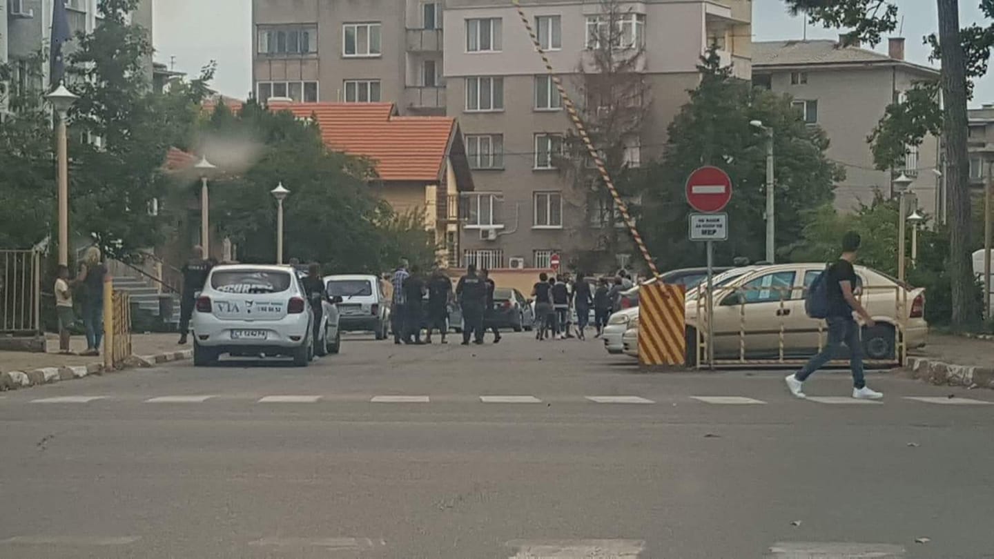 С камъни в ръце срещу нормалността