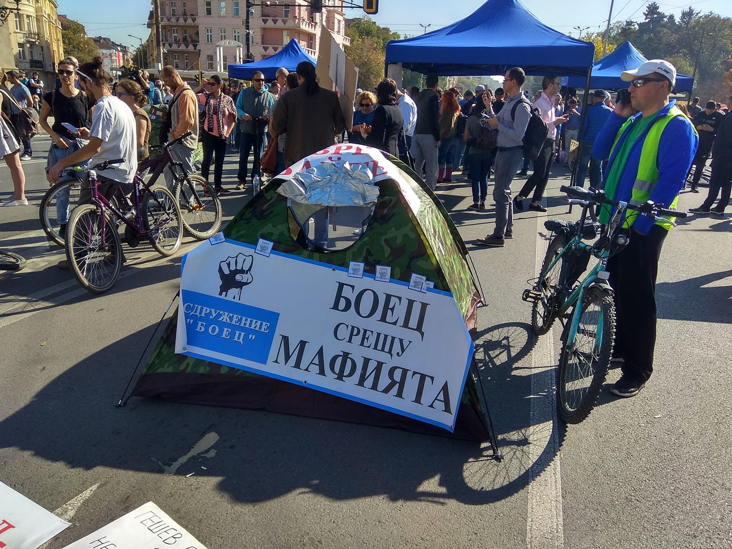 Протестиращите срещу Гешев разпънаха палатки на Орлов мост(СНИМКИ):