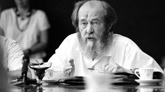 Насилието не живее само и не може да живее само – то непременно върви със сплетните и лъжата – Александър Солженицин