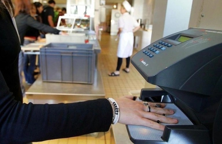 Антиутопия: Закуска срещу пръстов отпечатък