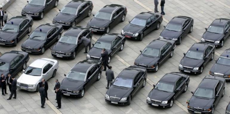 440 хилядна администрация, 120 хиляди служебни автомобила...