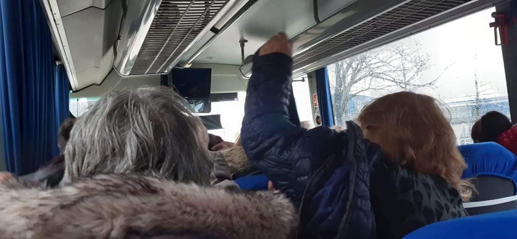 СНИМКА НА СЕДМИЦАТА: Бизнесът в Ботевград предприема мерки срещу коронавируса. С картон.
