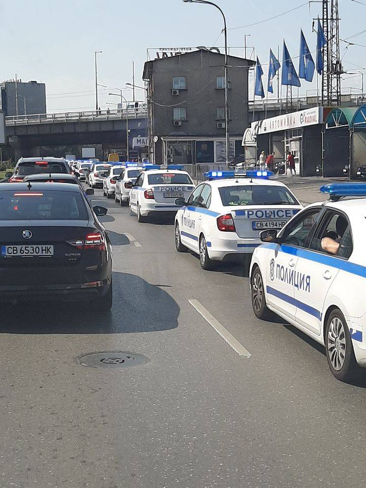 СНИМКА НА ДЕНЯ: Плашенето и мобилизацията започнаха...
