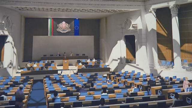 СНИМКА НА СЕДМИЦАТА: По пленарната зала ще ги познаете...