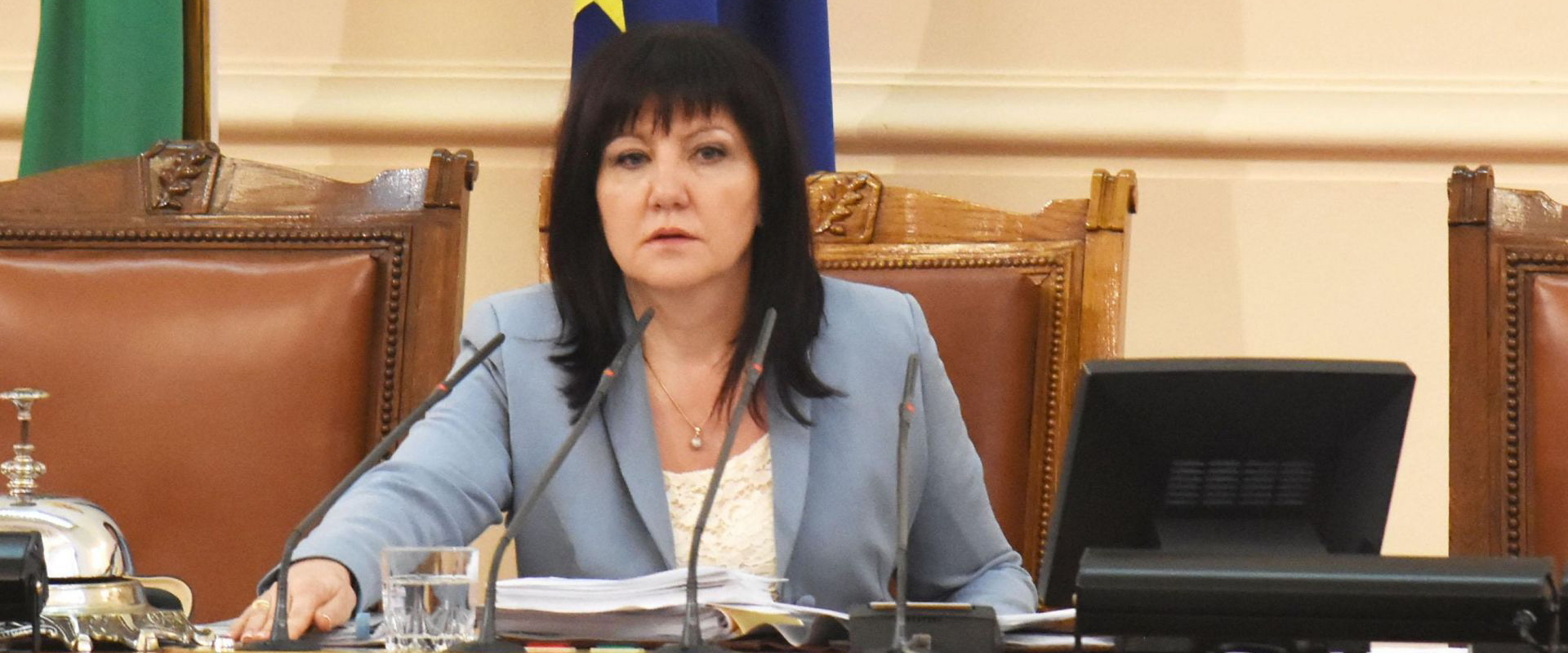Г-жо Караянчева, бих искала да Ви даря едно тоалетно гърне
