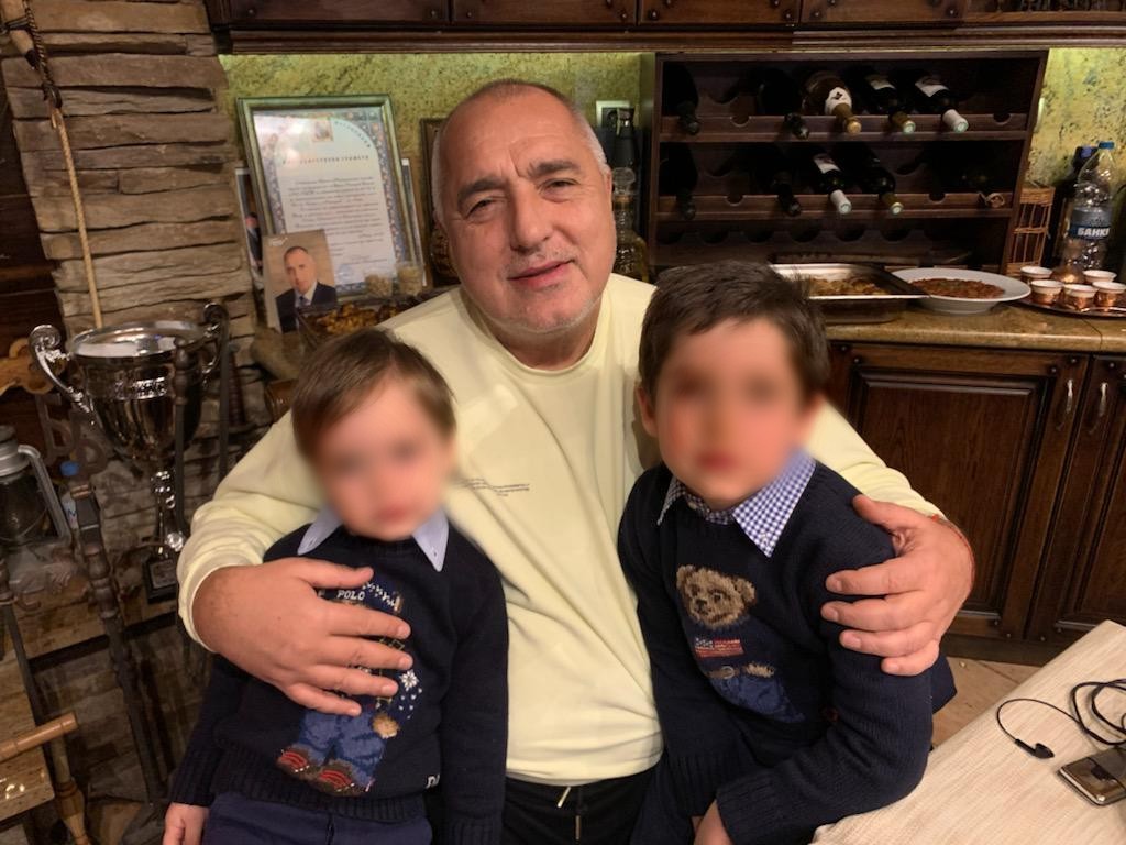 Този индивид използва внучетата си за пиар
