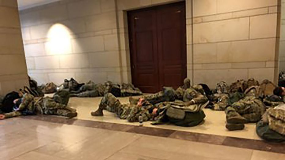 Защо западните медии мълчат, че сред войниците охранявали Капитолие е пламнал коронавирус
