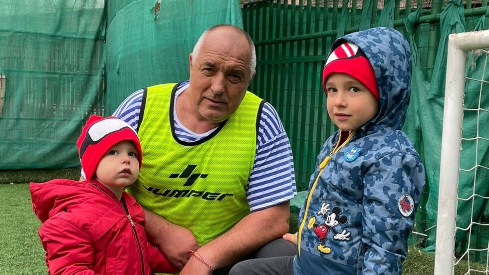 Иван Бакалов: Ухиленият Борисов с внучетата и надписът „Играта ни върви“ – подигравка с държавата и парламента