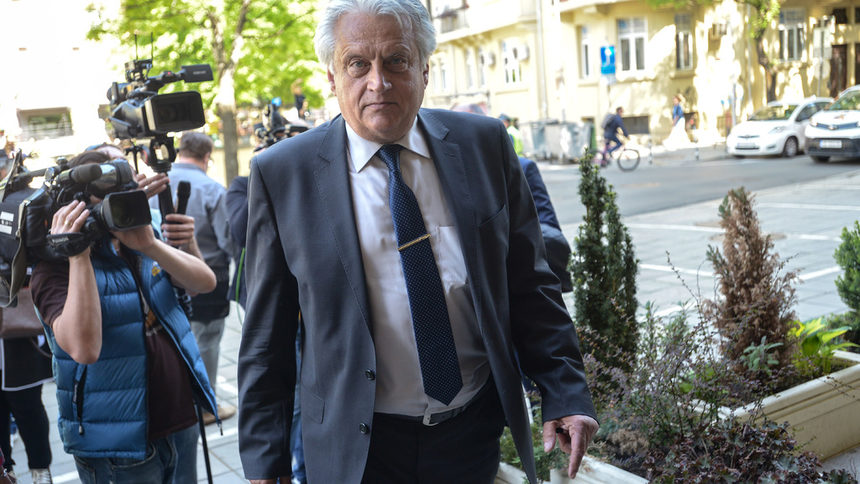 Бойко Рашков пипа там, където ако си пъхнеш пръста, вратата ще ти го защипе