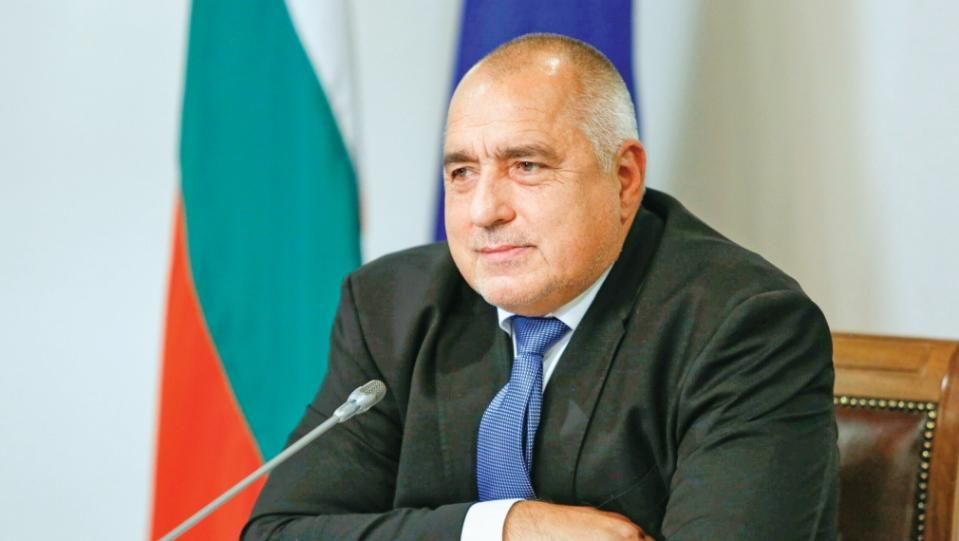 Няколко пенсионери военни събарят от власт най-подготвения