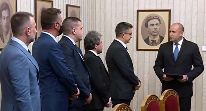 Нападки, подигравки и кой ще въведе ред в хаоса?