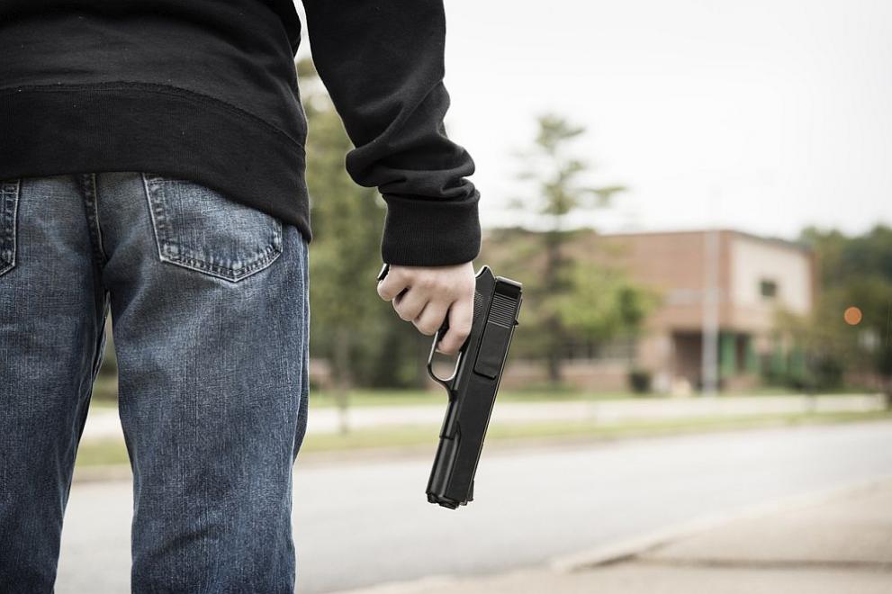 Държите в ръката си револвер