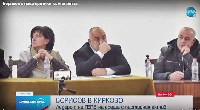 Телевизиите вече пускат в новините как Борисов разказва вицове. Що не му направят едно шоу?