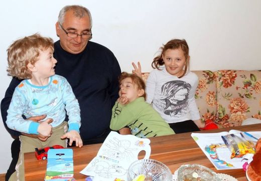 Добрите новини: баща-вдовец видя усмивката по лицата на децата си!