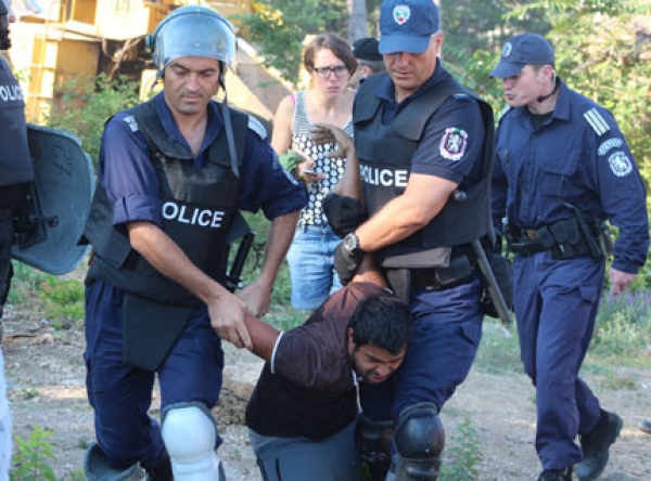 Циганин изнасили петокласник в училищна тоалетна! Докога?!
