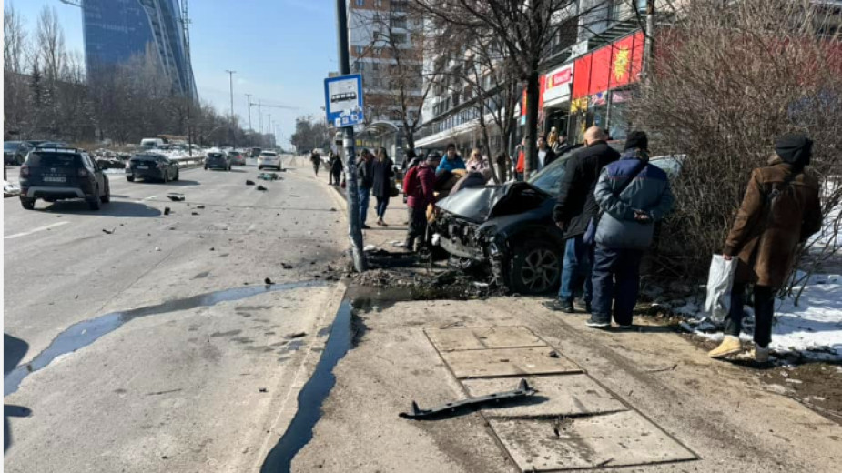 Автомобил се вряза в автобусна спирка в София, двама са в болница