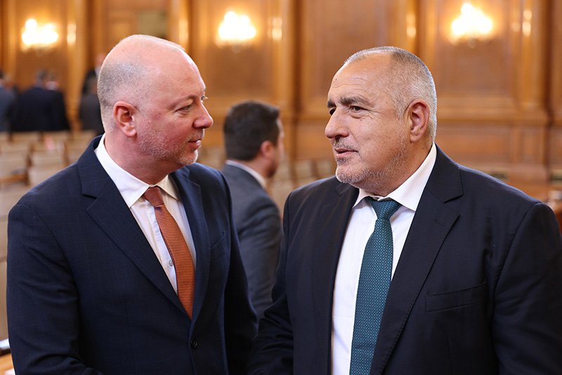 Нетърпението изяжда Бойко Борисов, ревността към премиерския стол на Росен Желязков го изгаря